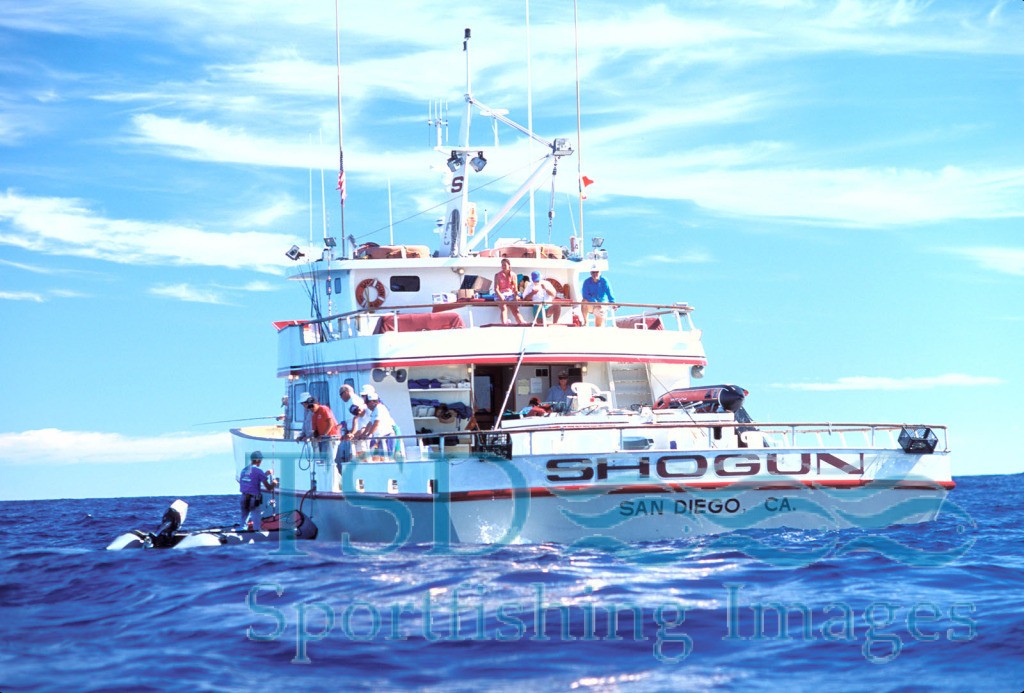 picture of the Shogun sportfishing yacht on the Pacific Ocean