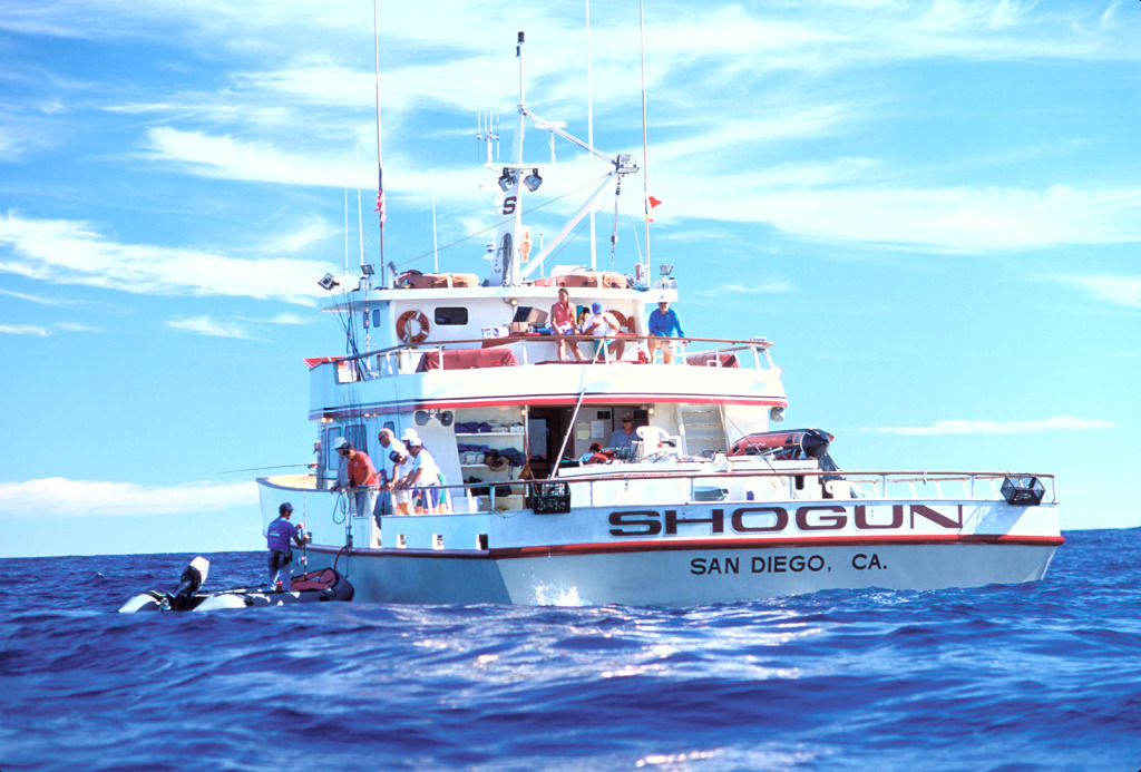 picture of the Shogun sportfishing yacht on the Pacific Ocean
